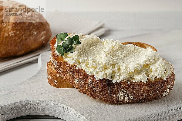 Sandwich  mit Frischkäse  hausgemacht  auf einem Schneidebrett  rustikal  ohne Menschen  selektiver Fokus  Frühstück