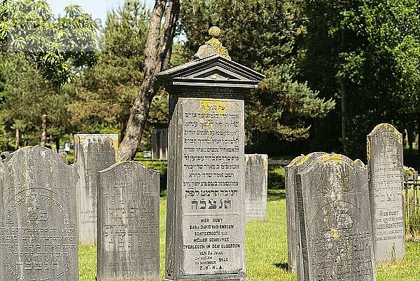 Den Helder  Niederlande  Juni 2022. Alte  verfallene jüdische Gräber auf dem Friedhof von Den Helder. Selektiver Fokus  Europa