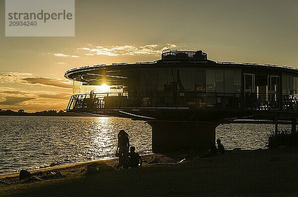 Porto Alegre  Rio Grande do Sul  Brasilien  29. März 2021: Panoramarestaurant an der Uferpromenade von Guaíba in der Silhouette bei Sonnenuntergang  Südamerika