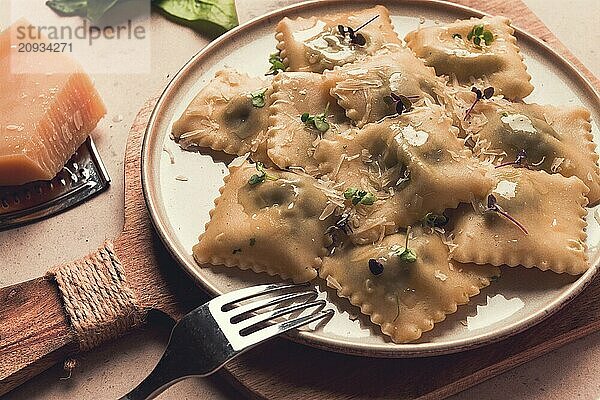 Ravioli mit Spinat und Käse  vegetarisches Essen  auf einem beigen Hintergrund  keine Menschen.selektiver Fokus  rustikal