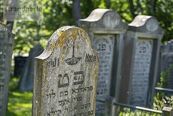 Den Helder  Niederlande  Juni 2022. Alte  verfallene jüdische Gräber auf dem Friedhof von Den Helder. Selektiver Fokus  Europa