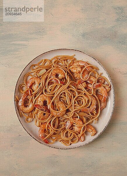 Spaghetti mit Königskrabben  mit Gewürzen  Draufsicht  selektiver Fokus  hausgemacht  ohne Personen