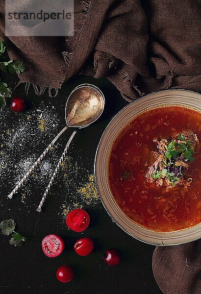 Traditionelles georgisches Gericht scharfe Tomate  Kharcho Suppe  auf dunklem Hintergrund  ohne Menschen  Ansicht von oben