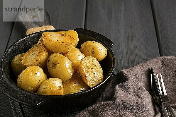 Frisch gekochte  neue Kartoffeln  mit Dill  auf einem Holztisch  selektiver Fokus. Nahaufnahme  Tonung  keine Personen