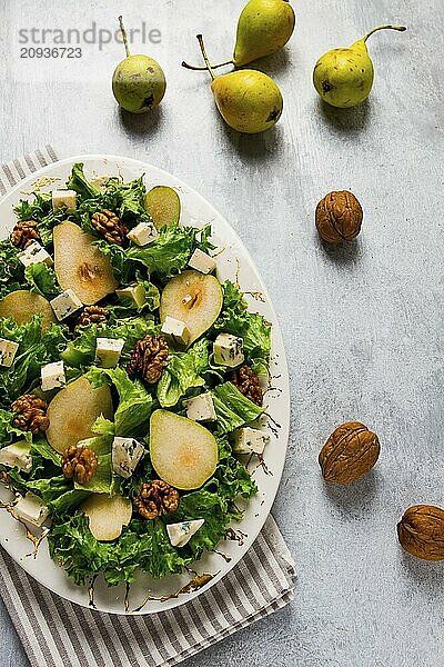 Keto Salat  Birne mit Blauschimmelkäse und Walnuss  selektiver Fokus  keine Menschen  Nahaufnahme