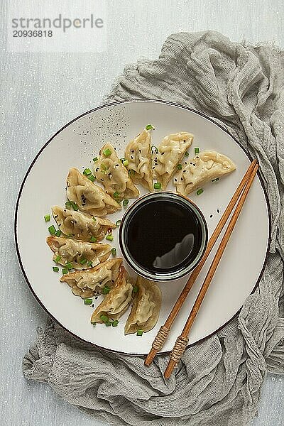 Japanische Gyoza Knödel  gebraten  mit Soße  Draufsicht  ohne Personen  getönt  selektiver Fokus