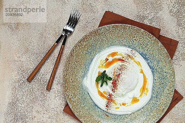 ?ilbir  traditionelles türkisches Frühstück  türkische Eier mit Joghurt und Butter  hausgemacht  ohne Menschen