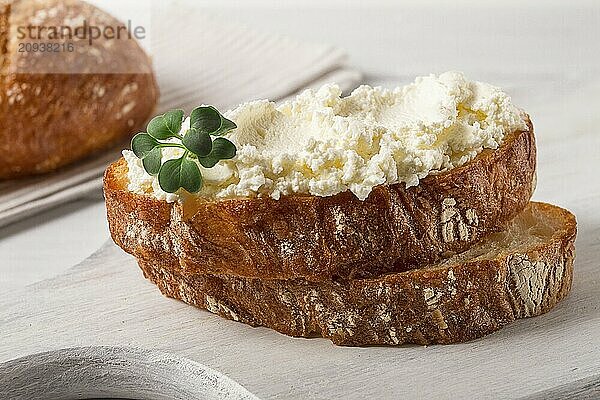 Sandwich  mit Frischkäse  hausgemacht  auf einem Schneidebrett  rustikal  ohne Menschen  selektiver Fokus  Frühstück