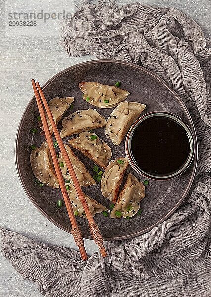 Japanische Gyoza Knödel  gebraten  mit Soße  Draufsicht  ohne Personen  getönt  selektiver Fokus