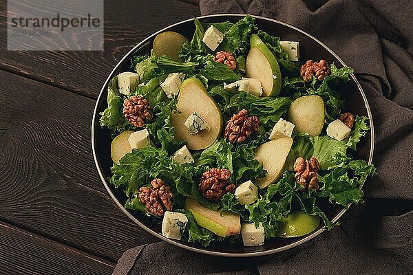 Keto Salat  Birne mit Blauschimmelkäse und Walnuss  selektiver Fokus  keine Menschen  Nahaufnahme