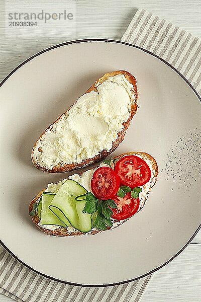 Sandwich  mit Frischkäse  hausgemacht  auf einem Schneidebrett  rustikal  ohne Menschen  selektiver Fokus  Frühstück