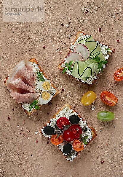 Frühstück  Auswahl an Sandwiches  auf weißem Toastbrot  Blick von oben  keine Menschen