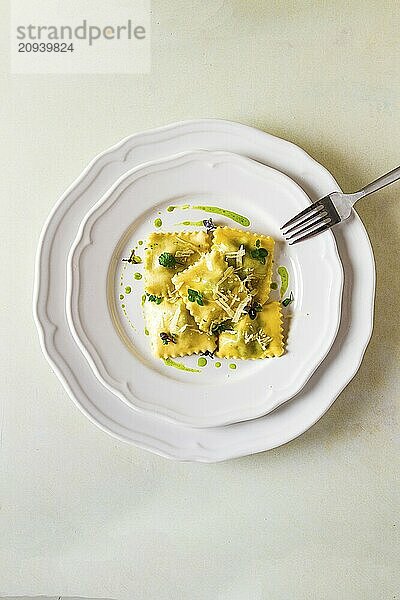 Ravioli mit Spinat und Käse  grüne Soße  auf einem hellen Hintergrund  selektiver Fokus  keine Menschen