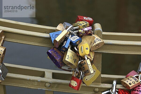 Gluecksschloesser an einem Gelaender  Liebesschloss ist ein Vorhaengeschloss  das nach einem Brauch von Verliebten an Bruecken angebracht wird  um symbolisch ihre ewige Liebe zu besiegeln.  Prag  Tschechien  Europa