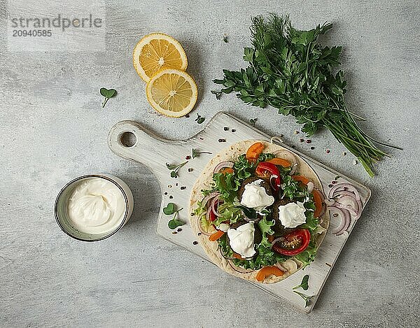 Tortilla mit Falafel und Gemüsesalat  weiße Soße  arabische Küche  Draufsicht  hausgemacht  keine Personen  vegetarisch