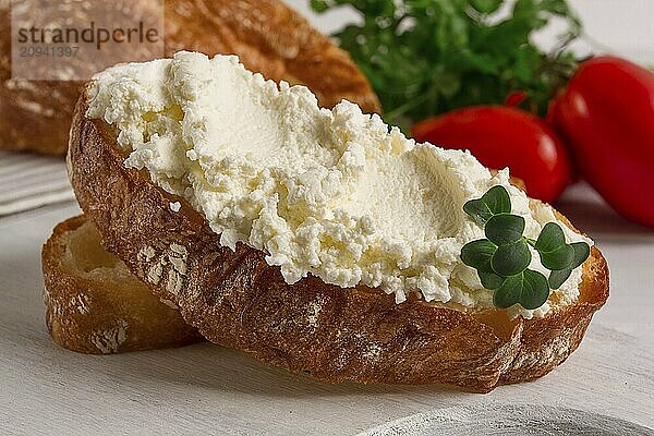 Sandwich  mit Frischkäse  hausgemacht  auf einem Schneidebrett  rustikal  ohne Menschen  selektiver Fokus  Frühstück