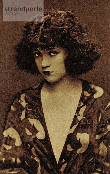 Studioporträt der Hollywood Schauspielerin Marie Provost  die zur Zeit des Stummfilms berühmt war. Mittelfalte aus der Picture Show Art Supplement um 1923