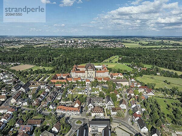 Luftbild von der Ortschaft und Klosteranlage von Wiblingen  ehemalige Benediktinerabtei dann Schloss und Kaserne  Ulm  Baden-Württemberg  Deutschland  Europa