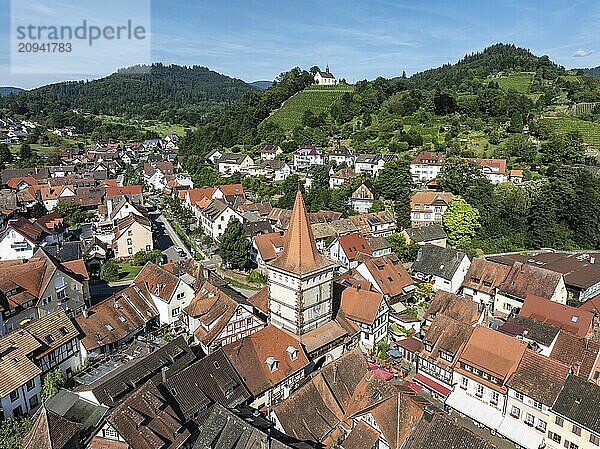 Die Altstadt von Gengenbach mit dem Haigeracher Tor  Stadttor  und der Jakobuskapelle  Berglekapelle auf einem Weinberg  Sehenswürdigkeiten und Wahrzeichen von Gengenbach  Luftbild  Ortenaukreis  Baden-Württemberg  Deutschland  Europa