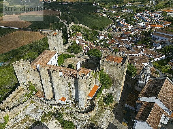 Luftaufnahme einer imposanten Burg und einer umgebenden Stadtmauer  die eine mittelalterliche Stadt umschließen  Stadt  Burg  Castelo de Óbidos  Stadtmauer  Óbidos  Obidos  Oeste  Centro  Estremadura  Portugal  Europa