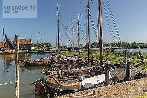 Enkhuizen  Niederlande  Juni 2022. Traditionelle Fischerboote und Netze  die im Zuiderzee Museum in Enkhuizen zum Trocknen aufgehängt sind. Selektiver Fokus  Europa