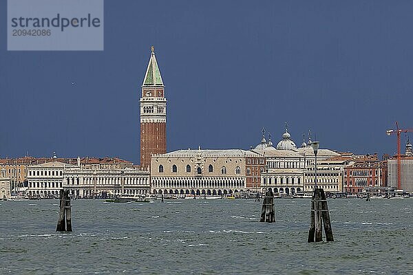 Stadtansicht Venedig  Ausblick vom Canale della Giudecca auf die Stadt. Markusplatz  Markusdom  Basilica di San Marco  Markusturm  Campanile San Marco  Dogenpalast  Palazzo Ducale  Venedig  Venezia  Venetien  Italien  Europa