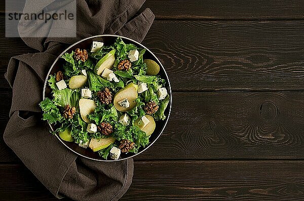 Keto Salat  Birne mit Blauschimmelkäse und Walnuss  selektiver Fokus  keine Menschen  Nahaufnahme