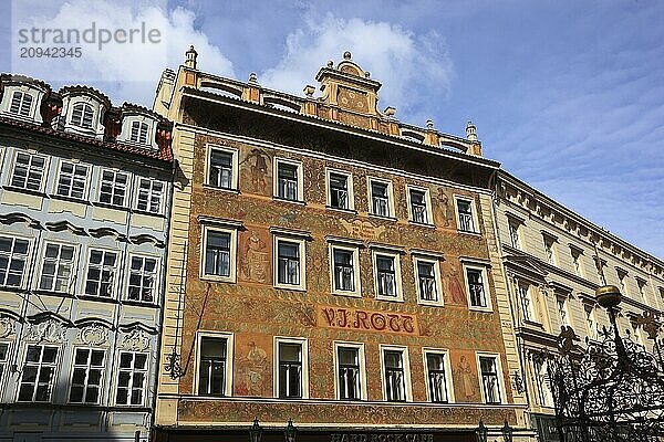 Die mit allegorische Figuren des Handwerks und der Landwirtschaft bemalte Fassade der ehemaligen Metallwarenhandlung Rott am Kleinen Ring in der Altstadt  Prag  Tschechien  Europa