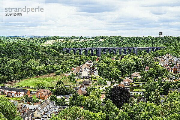 Blick vom Schloss Conisbrough auf das Conisbrough Viadukt und den Conisbrough Wasserturm  Conisbrough  South Yorkshire  England  Großbritannien  Europa