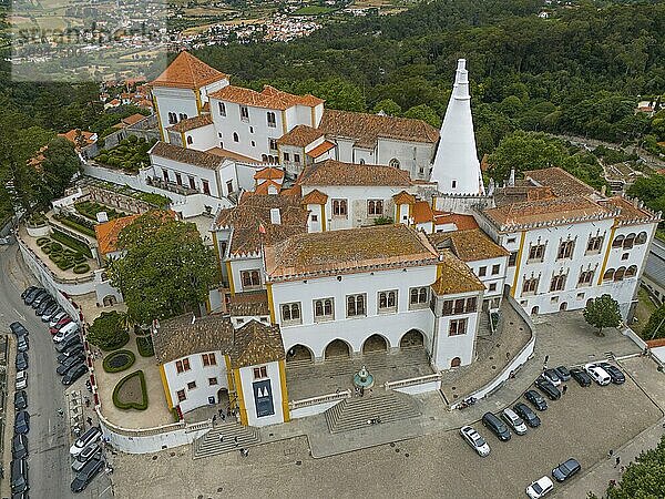 Luftaufnahme eines historischen Schlosses mit markanten weißen Türmen und umliegenden Gärten  Königspalast  Palácio Nacional de Sintra  ?Nationalpalast  Sintra  Lissabon  Portugal  Europa