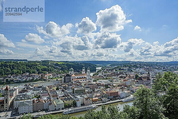 Blick über die historische Altstadt von Passau von der Veste Oberhaus  Bayern  Deutschland  Europa