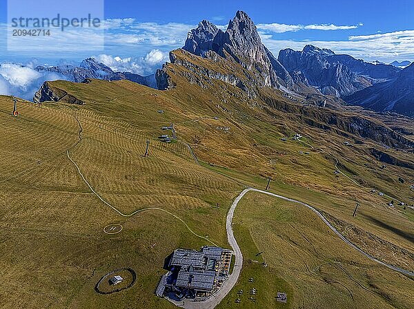 Sofie-Hütte  hinten die Gipfel Sas Rigais und Furchetta der Geislergruppe  Drohnenaufnahme  Grödnertal  Dolomiten  Autonome Provinz Bozen  Südtirol  Italien  Europa