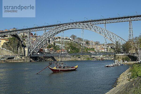 Sehenswürdigkeit  Architektur  Blick von Vila Nova de Gaia auf ein Rabelo und die Brücke Ponte Dom Luis I mit Stadtbahn der Metro do Porto  Porto  Portugal  Europa