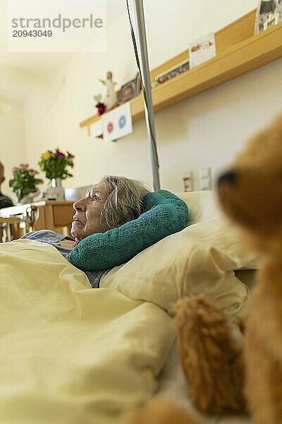 Demente Seniorin liegt in ihrem Zimmer im Seniorenheim  Portrait  Baden-Württemberg  Deutschland  Europa