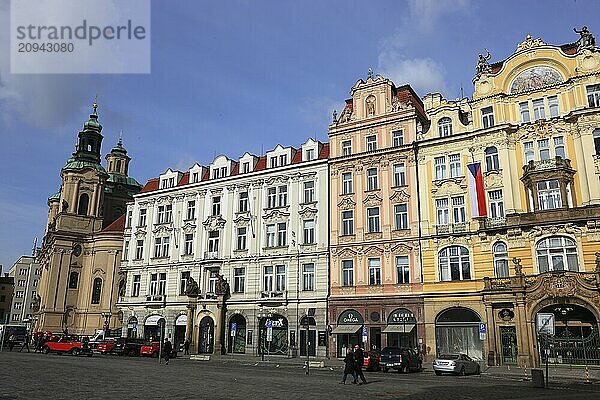 Historische Haeuser und die barocke Nikolauskirche am Altstaedter Ring  Prag  Tschechien  Europa