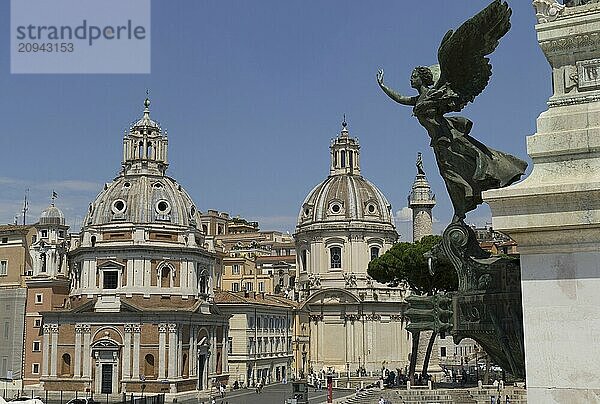 Blick vom Monumento Vittorio Emanuele II  Piazza Venezia  auf die Kirche Santa Maria di Loreto  dahinter die Zwillingskirche Santissimo Nome di Maria al Foro Traiano  Rom  Italien  Europa