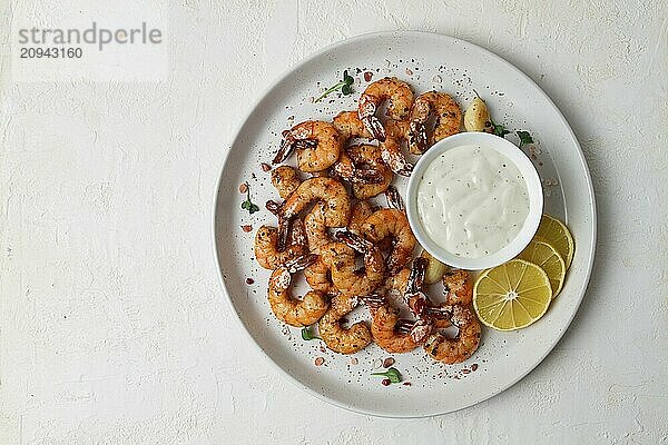 Gebratene Garnelen  ohne Kopf  mit Gewürzen  gegrillt  hausgemacht  ohne Menschen