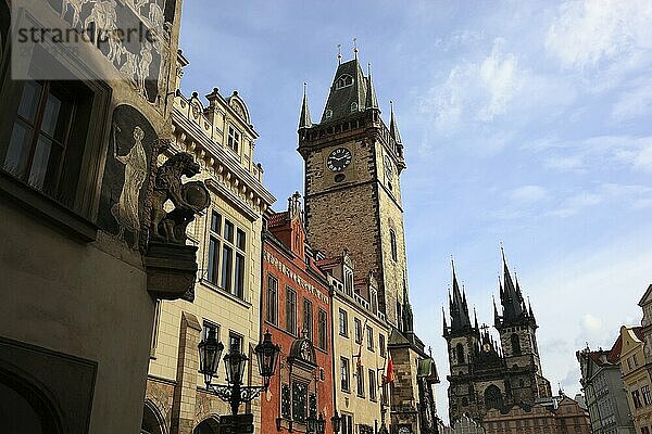 Das historische Altstaedter Rathaus mit dem gotischen Turm und die Tuerme der Teynkirche am Altstaedter Ring  Prag  Tschechien  Europa