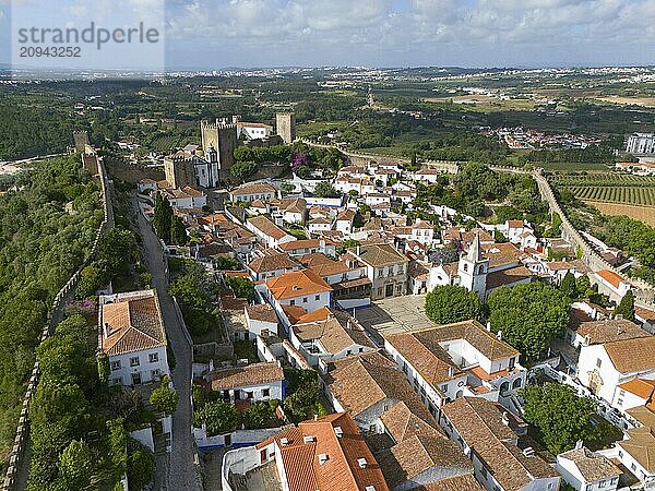 Luftaufnahme einer historischen Stadt mit roten Dächern  von Burgmauern umgeben  eingebettet in eine grüne Landschaft  Stadt  Burg  Castelo de Óbidos  Stadtmauer  Óbidos  Obidos  Oeste  Centro  Estremadura  Portugal  Europa