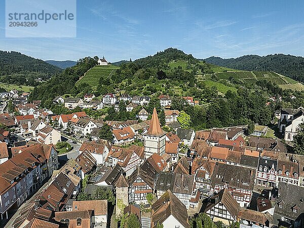 Die Altstadt von Gengenbach mit dem Haigeracher Tor  Stadttor  und der Jakobuskapelle  Berglekapelle auf einem Weinberg  Sehenswürdigkeiten und Wahrzeichen von Gengenbach  Luftbild  Ortenaukreis  Baden-Württemberg  Deutschland  Europa