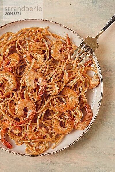 Spaghetti mit Königskrabben  mit Gewürzen  Draufsicht  selektiver Fokus  hausgemacht  ohne Personen