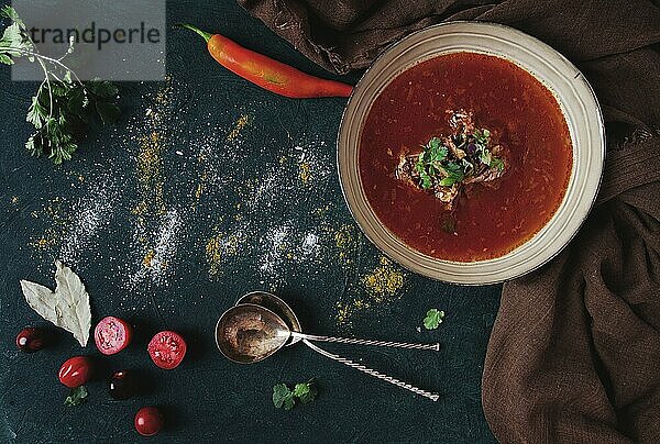 Traditionelles georgisches Gericht scharfe Tomate  Kharcho Suppe  auf dunklem Hintergrund  ohne Menschen  Ansicht von oben