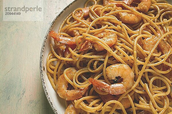 Spaghetti mit Königskrabben  mit Gewürzen  Draufsicht  selektiver Fokus  hausgemacht  ohne Personen