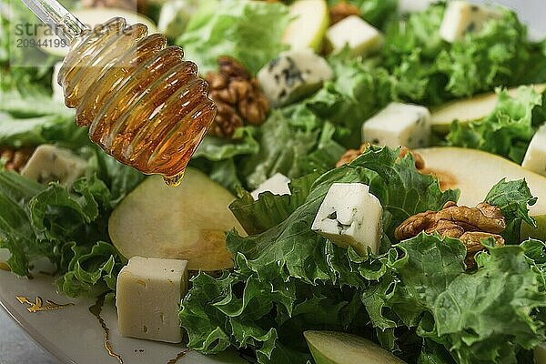 Keto Salat  Birne mit Blauschimmelkäse und Walnuss  selektiver Fokus  keine Menschen  Nahaufnahme