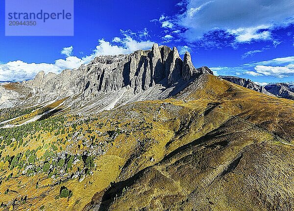 Die Gipfel der Puez-Gruppe  Drohnenaufnahme  Grödnertal  Dolomiten  Autonome Provinz Bozen  Südtirol  Italien  Europa