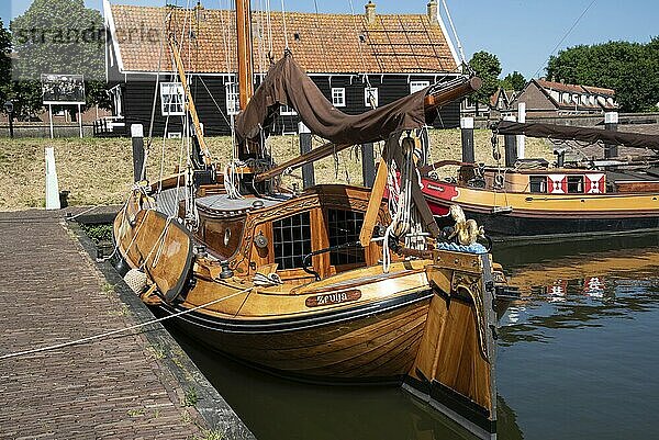 Enkhuizen  Niederlande  Juni 2022. Alte Plattboden Segelschiffe im Hafen des Zuiderzee Museums in Enkhuizen. Selektiver Fokus  Europa