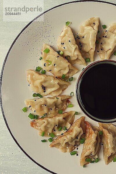 Japanische Gyoza Knödel  gebraten  mit Soße  Draufsicht  ohne Personen  getönt  selektiver Fokus