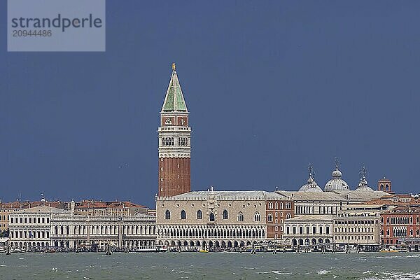 Stadtansicht Venedig  Ausblick vom Canale della Giudecca auf die Stadt. Markusplatz  Markusdom  Basilica di San Marco  Markusturm  Campanile San Marco  Dogenpalast  Palazzo Ducale  Venedig  Venezia  Venetien  Italien  Europa