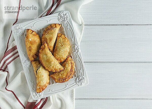 Gebratene Chebureks  Nahaufnahme  vor hellem Hintergrund  keine Menschen