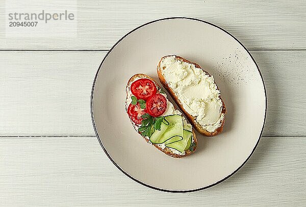 Sandwich  mit Frischkäse  hausgemacht  auf einem Schneidebrett  rustikal  ohne Menschen  selektiver Fokus  Frühstück